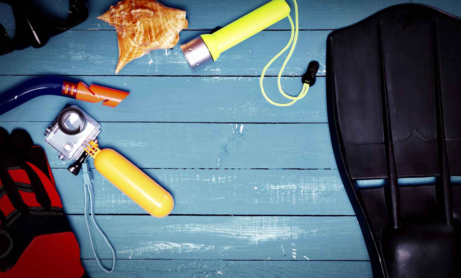 75700424_accessories-for-snorkeling-mask-fins-camera-and-yellow-office-free-space-in-the-middle